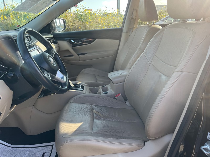Nissan Rogue Vehicle Full-screen Gallery Image 09