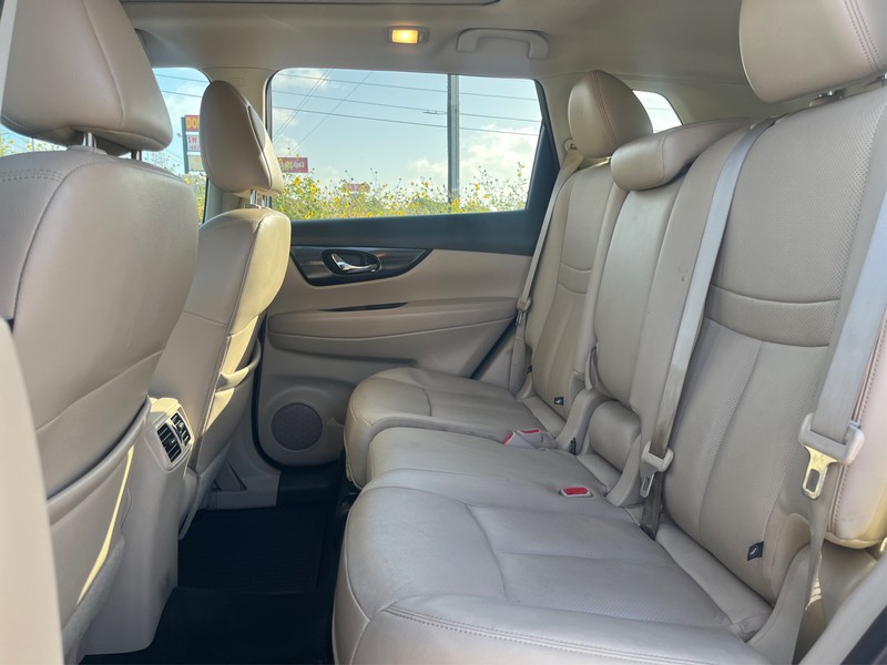 Nissan Rogue Vehicle Full-screen Gallery Image 10
