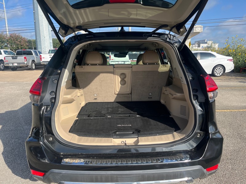 Nissan Rogue Vehicle Full-screen Gallery Image 11