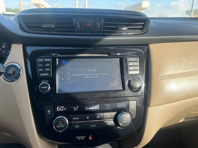 Nissan Rogue Vehicle Full-screen Gallery Image 12