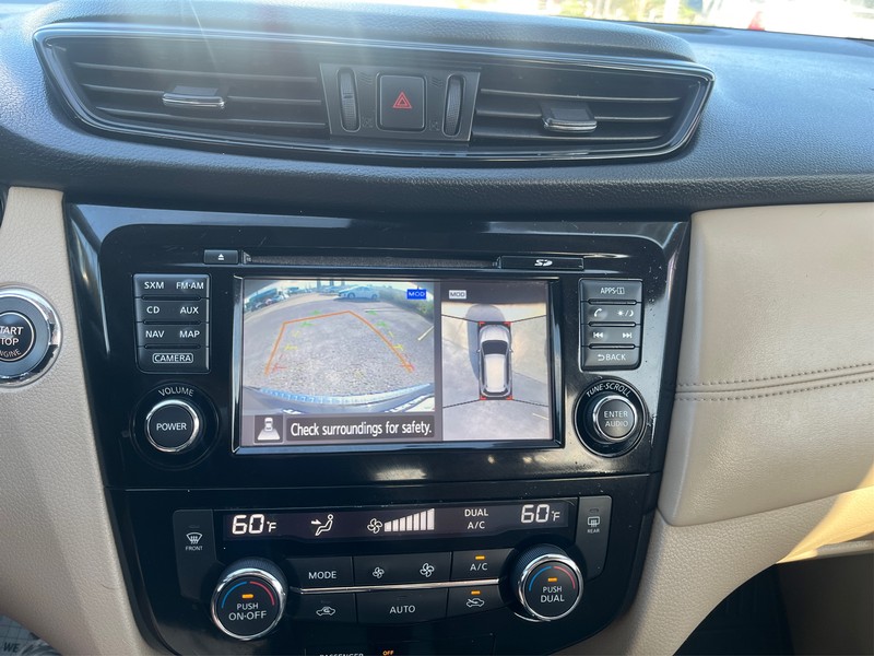 Nissan Rogue Vehicle Full-screen Gallery Image 17