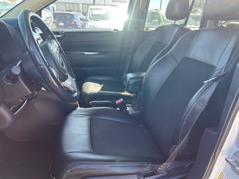 Jeep Compass Vehicle Full-screen Gallery Image 08