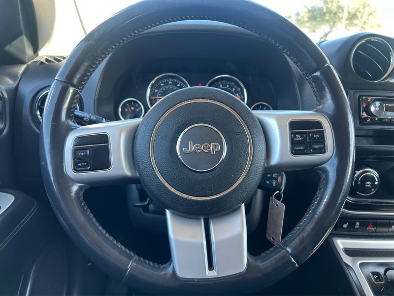 Jeep Compass Vehicle Full-screen Gallery Image 13