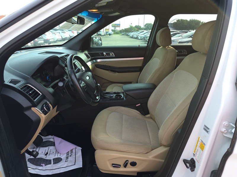 Ford Explorer Vehicle Full-screen Gallery Image 09