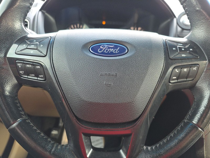Ford Explorer Vehicle Full-screen Gallery Image 14
