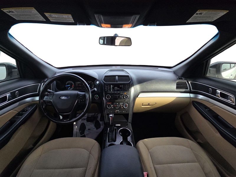 Ford Explorer Vehicle Full-screen Gallery Image 15