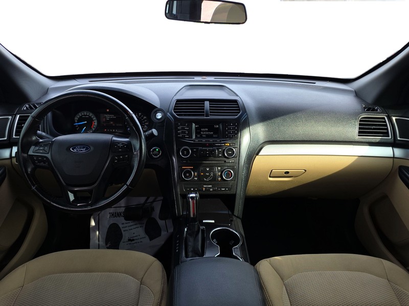 Ford Explorer Vehicle Full-screen Gallery Image 16