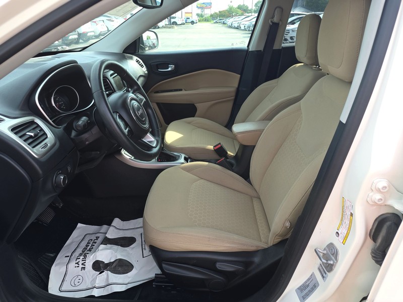 Jeep Compass Vehicle Full-screen Gallery Image 09