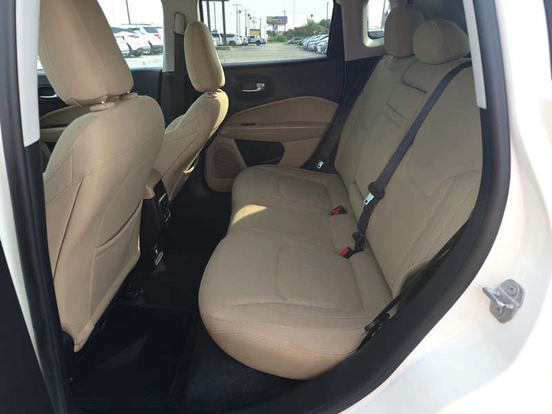 Jeep Compass Vehicle Full-screen Gallery Image 10