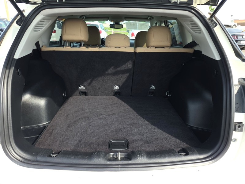 Jeep Compass Vehicle Full-screen Gallery Image 11