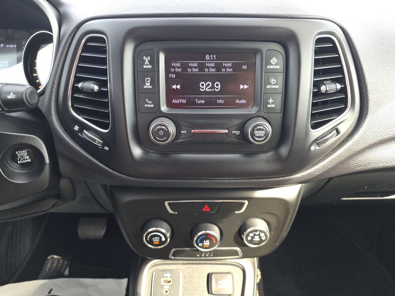 Jeep Compass Vehicle Full-screen Gallery Image 12