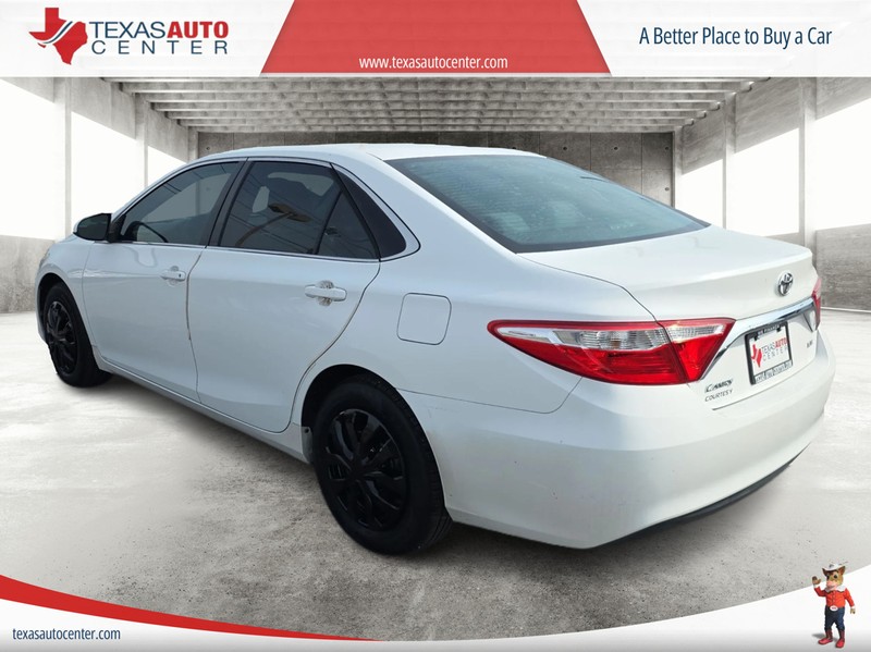 Toyota Camry Vehicle Full-screen Gallery Image 08
