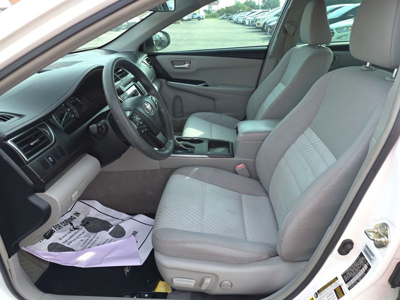 Toyota Camry Vehicle Full-screen Gallery Image 09