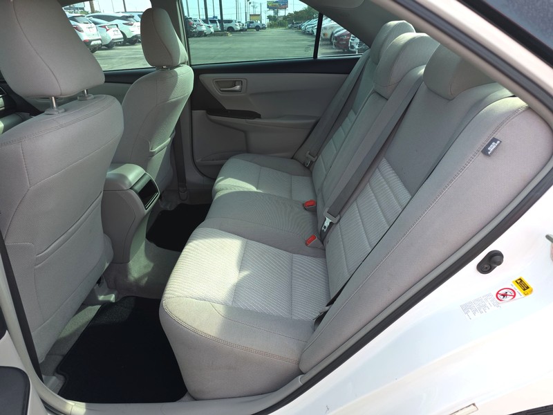 Toyota Camry Vehicle Full-screen Gallery Image 10