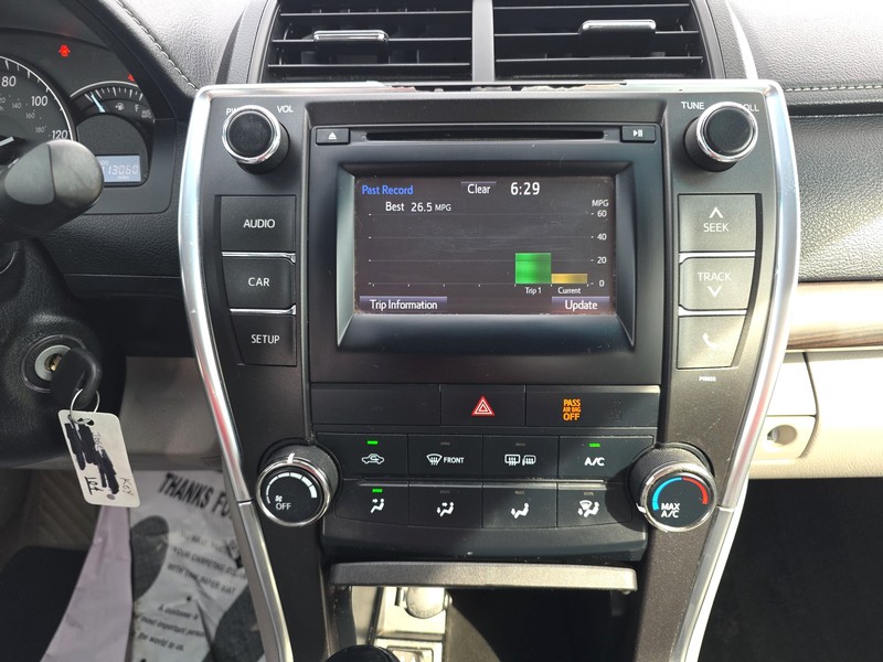 Toyota Camry Vehicle Full-screen Gallery Image 11
