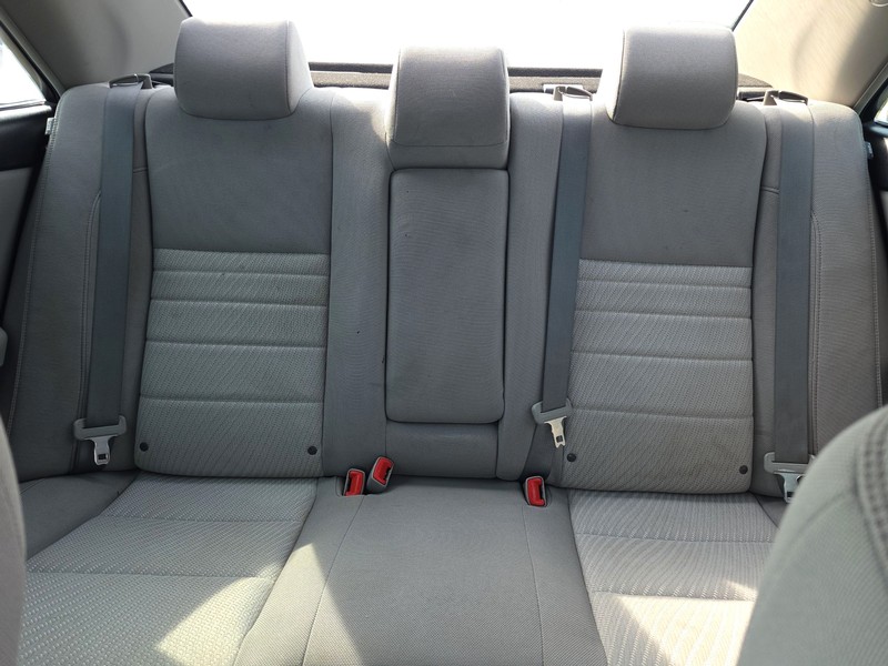 Toyota Camry Vehicle Full-screen Gallery Image 12