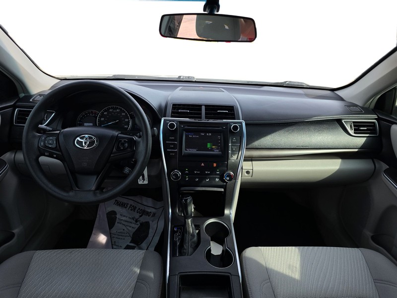 Toyota Camry Vehicle Full-screen Gallery Image 15