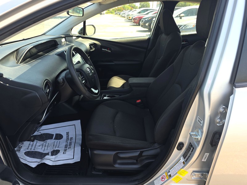 Toyota Prius Vehicle Full-screen Gallery Image 09