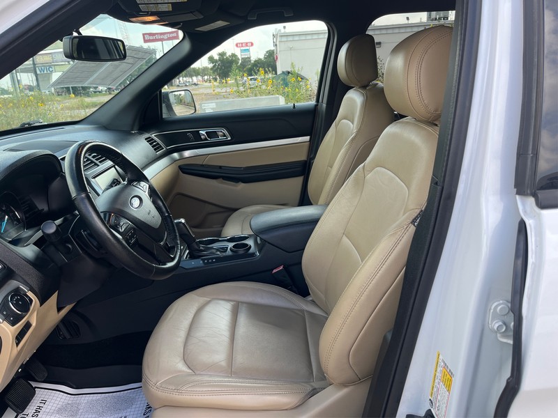 Ford Explorer Vehicle Full-screen Gallery Image 09