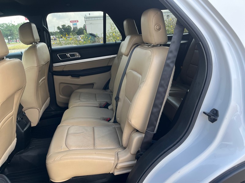 Ford Explorer Vehicle Full-screen Gallery Image 10