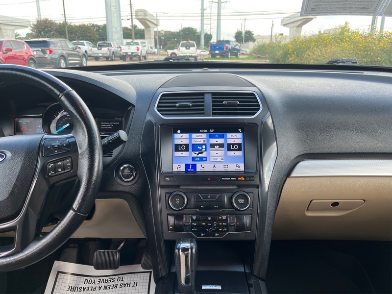 Ford Explorer Vehicle Full-screen Gallery Image 12