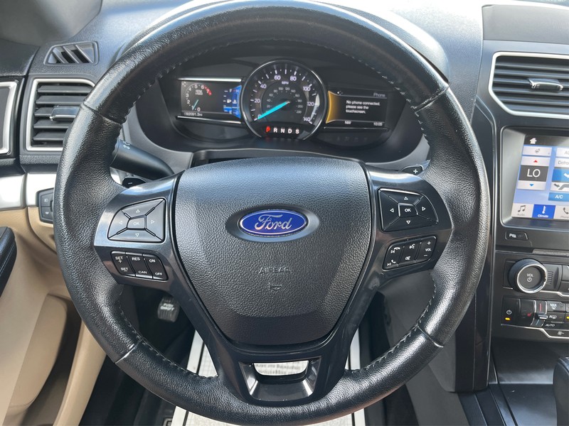 Ford Explorer Vehicle Full-screen Gallery Image 14