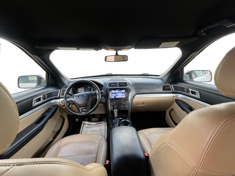 Ford Explorer Vehicle Full-screen Gallery Image 16