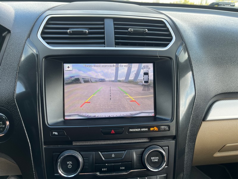 Ford Explorer Vehicle Full-screen Gallery Image 17