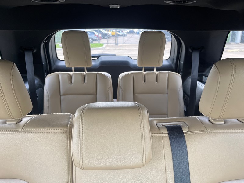 Ford Explorer Vehicle Full-screen Gallery Image 18