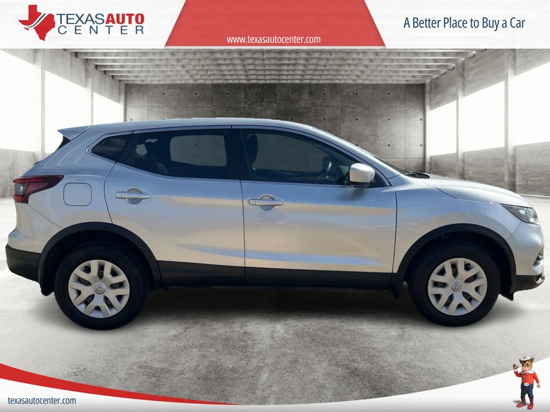 Nissan Rogue Sport Vehicle Full-screen Gallery Image 04