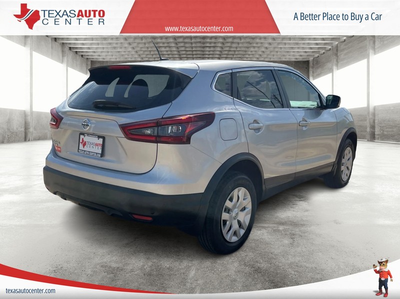 Nissan Rogue Sport Vehicle Full-screen Gallery Image 07