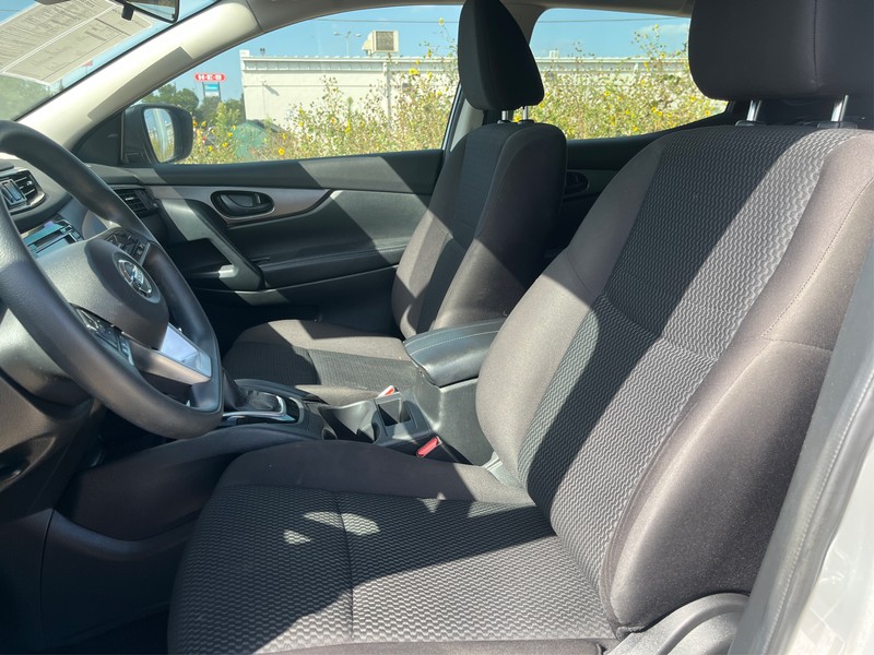 Nissan Rogue Sport Vehicle Full-screen Gallery Image 09