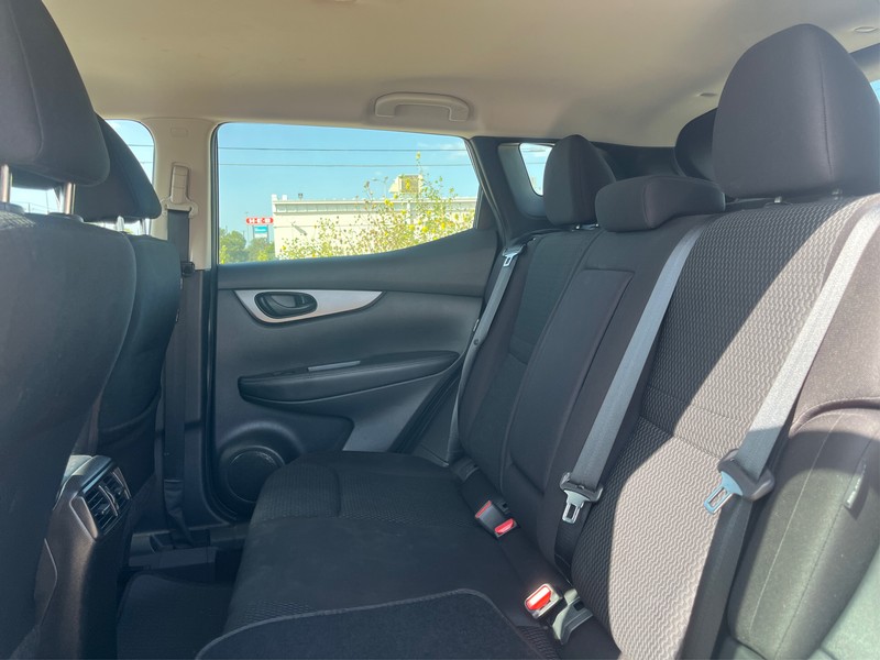 Nissan Rogue Sport Vehicle Full-screen Gallery Image 10