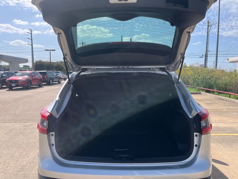 Nissan Rogue Sport Vehicle Full-screen Gallery Image 11