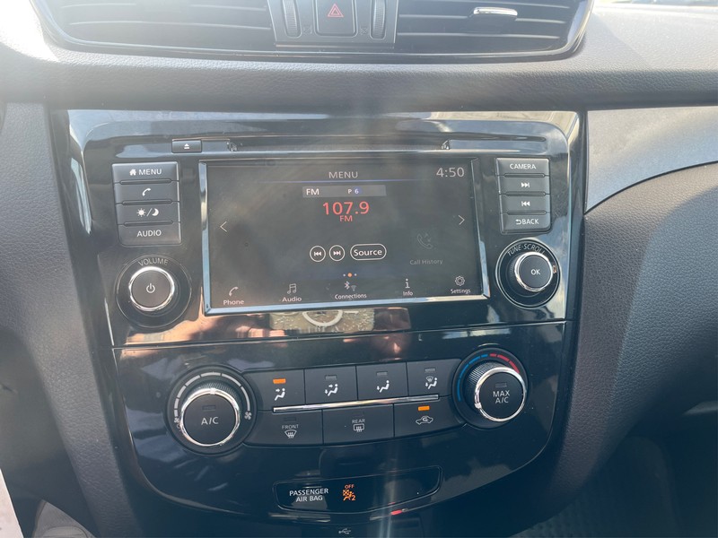 Nissan Rogue Sport Vehicle Full-screen Gallery Image 12
