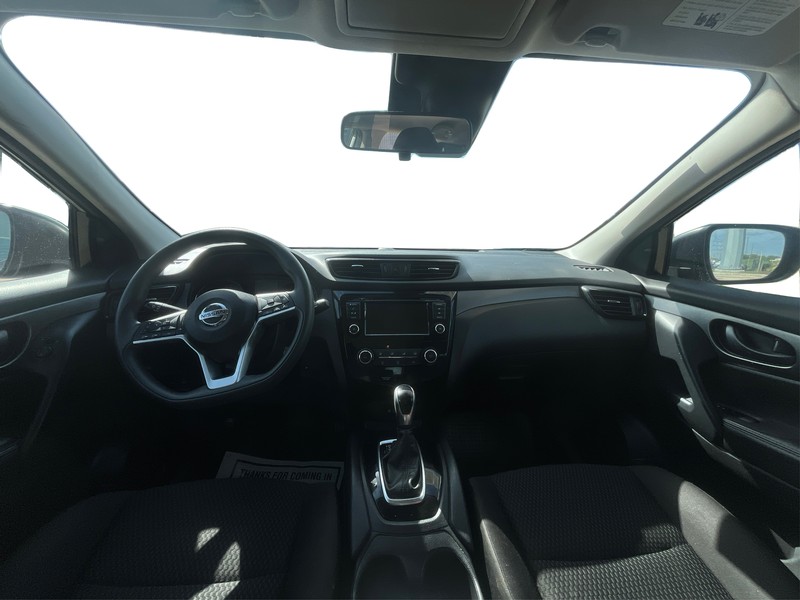 Nissan Rogue Sport Vehicle Full-screen Gallery Image 16