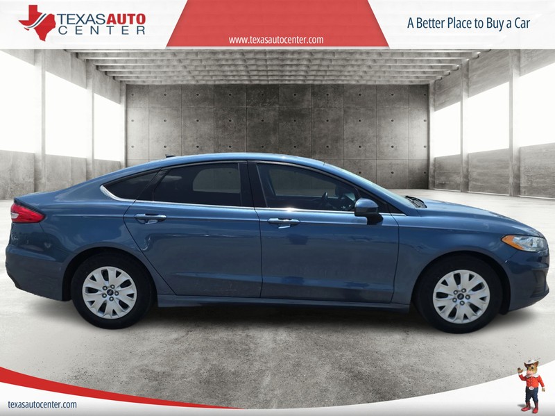 Ford Fusion Vehicle Full-screen Gallery Image 04