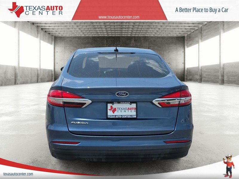 Ford Fusion Vehicle Full-screen Gallery Image 06