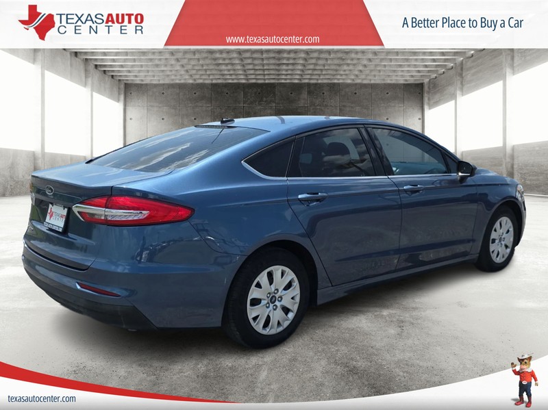Ford Fusion Vehicle Full-screen Gallery Image 07