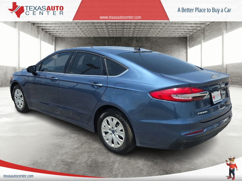 Ford Fusion Vehicle Full-screen Gallery Image 08