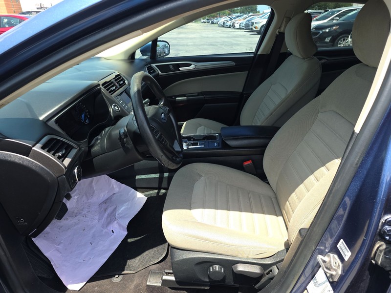 Ford Fusion Vehicle Full-screen Gallery Image 09