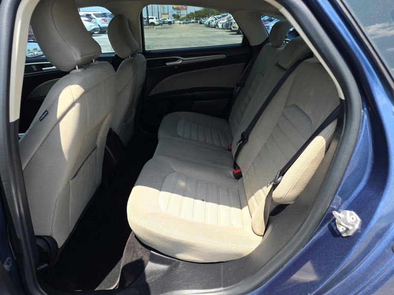 Ford Fusion Vehicle Full-screen Gallery Image 10