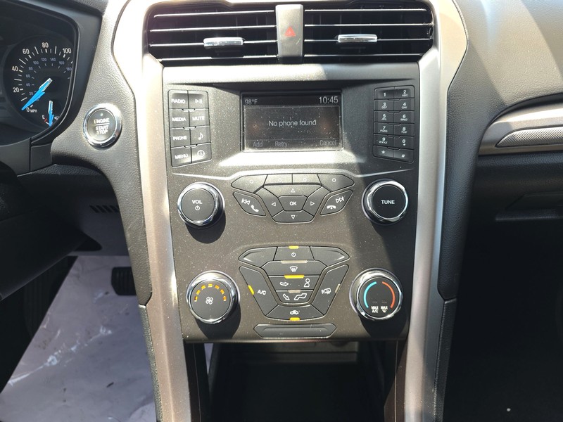 Ford Fusion Vehicle Full-screen Gallery Image 12