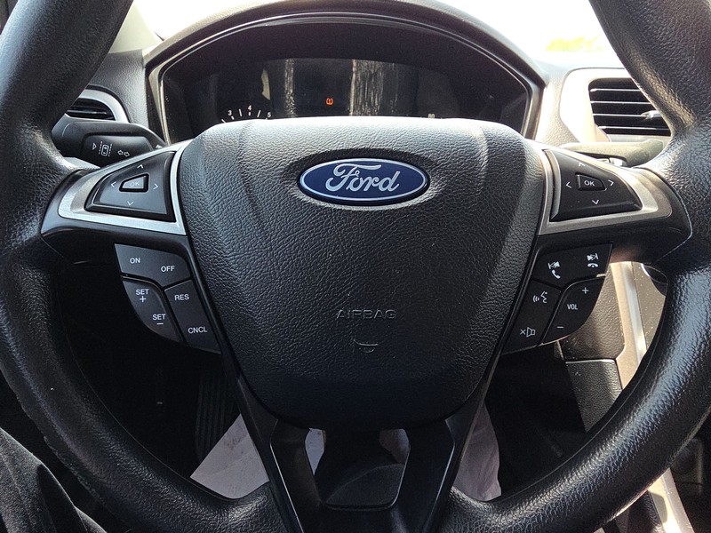 Ford Fusion Vehicle Full-screen Gallery Image 14