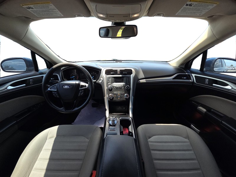 Ford Fusion Vehicle Full-screen Gallery Image 15