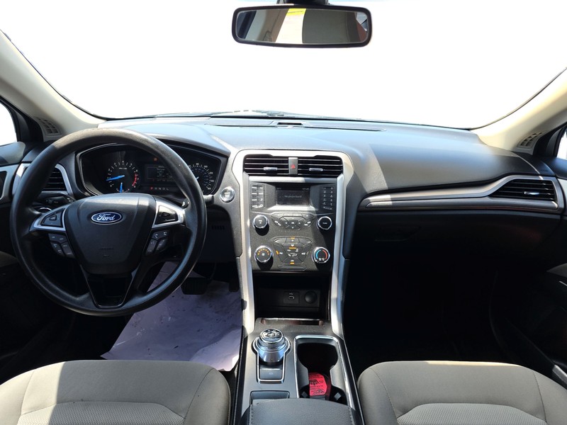 Ford Fusion Vehicle Full-screen Gallery Image 16