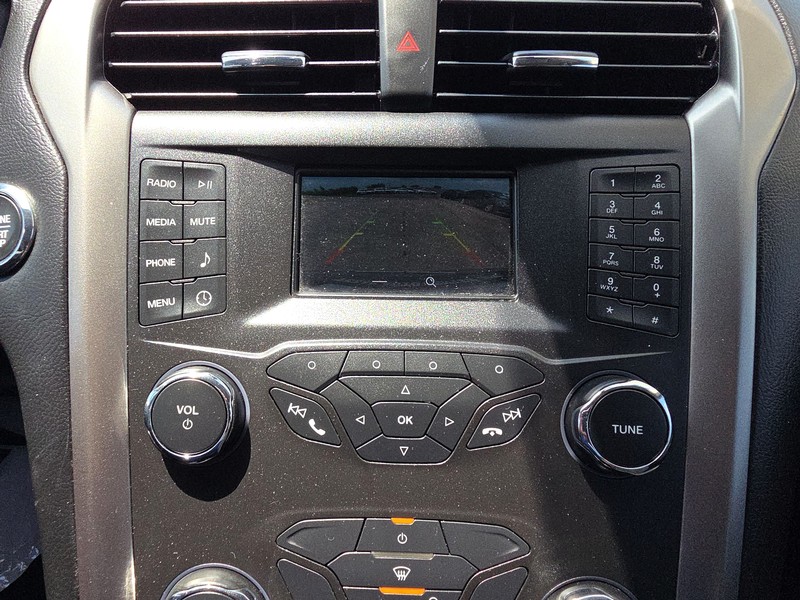 Ford Fusion Vehicle Full-screen Gallery Image 17