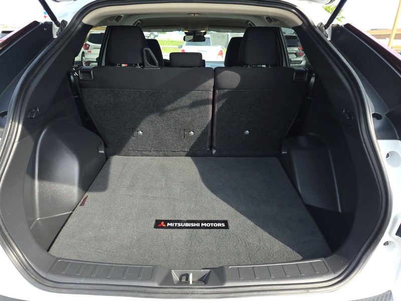 Mitsubishi Eclipse Cross Vehicle Full-screen Gallery Image 11