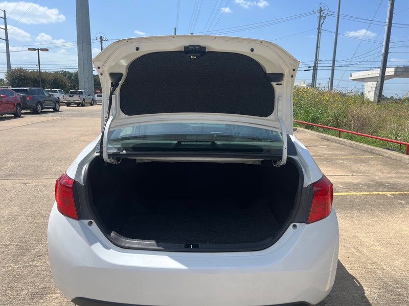Toyota Corolla Vehicle Full-screen Gallery Image 11