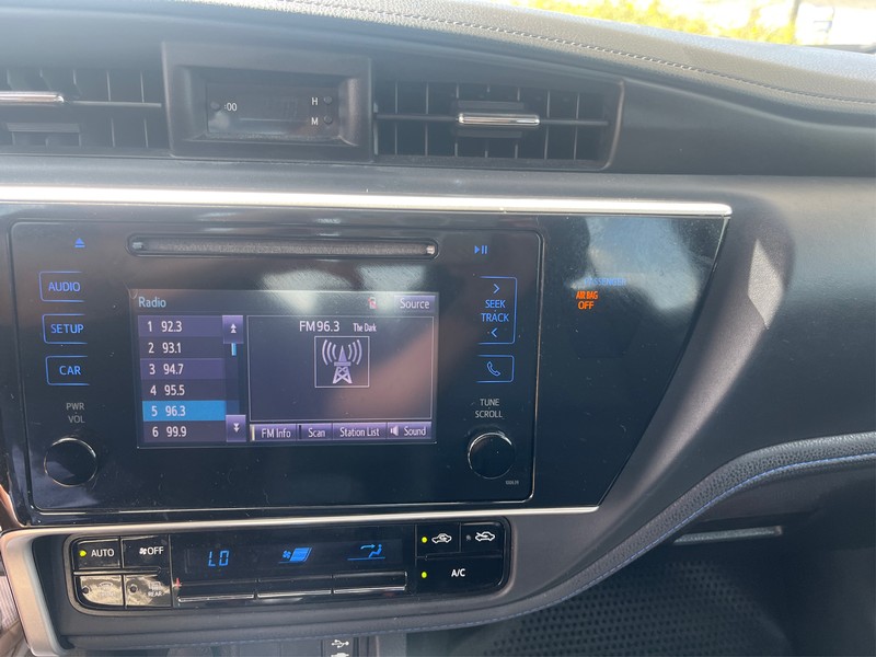 Toyota Corolla Vehicle Full-screen Gallery Image 12
